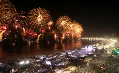 Rio de Janeiro (RJ), 01/01/2026 - Pessoas durante queima de fogos na virada do ano novo do réveillon em Copacabana. Foto: Marco Terranova/Prefeitura do Rio
