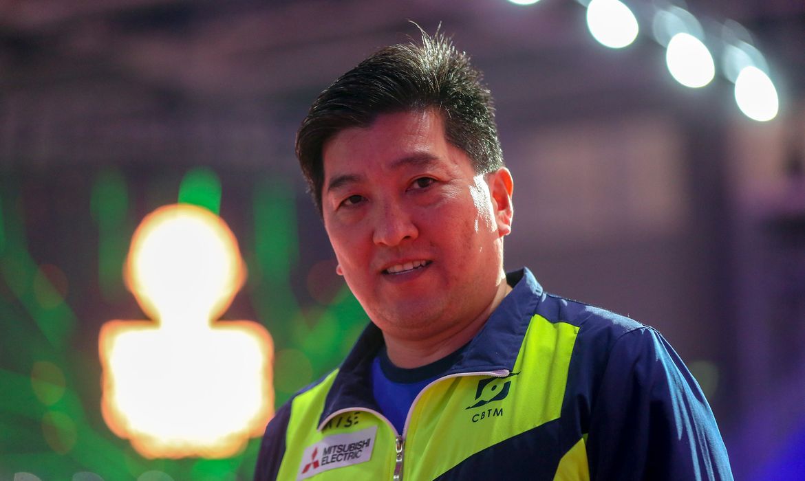 Hugo Hoyama (técnico da seleção feminina) durante partida entre Lin Gui (Brasil) e Hitomi Sato (Japão) no Mundial de Tênis de Mesa 2019, em Budapeste, na Hungria. Local: Hungexpo, Budapeste. Data: 23.04.2019. Foto: Abelardo Mendes Jr/ rededoesporte.gov.br