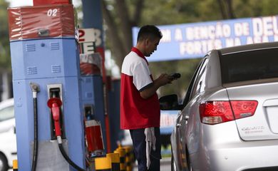 Brasília - Posto de combustíveis do DF vende gasolina com preço quase 40% menor no Dia da Liberdade de Impostos ( Marcelo Camargo/Agência Brasil)