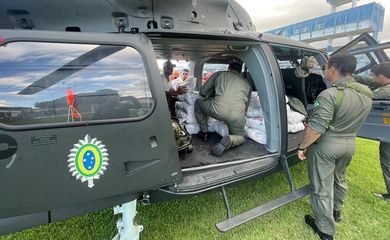 O 2º Batalhão de Aviação do Exército está no sul da #Bahia apoiando os órgãos de Defesa Civil na distribuição de itens de subsistência. 
Hoje(12/12), transportamos água e alimentos para a população isolada de Jucuruçu.