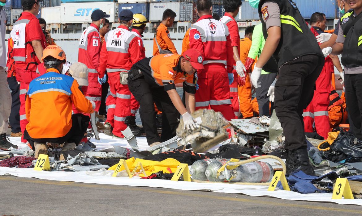 EPA1378. YAKARTA (INDONESIA), 29/10/2018.- Miembros de los servicios de rescate trasladan los cuerpos de las víctimas del avión accidentado en Indonesia en el puerto Tanjung Priok en Yakarta (Indonesia) hoy, 29 de octubre de 2018. El avión de la