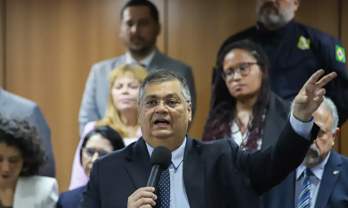 Brasília (DF), 21/12/2023,  O ministro da Justiça e Segurança Pública, Flávio Dino, durante cerimônia de entrega de 500 viaturas para estados de todas as regiões do país. Os veículos são destinados a trabalhos no âmbito do Plano de Ação na Segurança (PAS) e do Programa Nacional de Segurança Pública com Cidadania (Pronasci 2).  Foto: Antonio Cruz/Agência Brasil