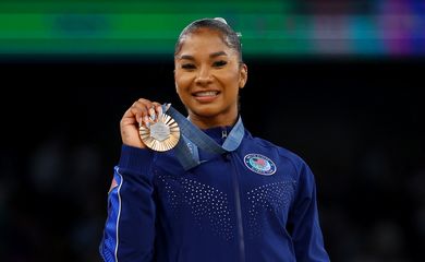 Paris 2024 Olympics - Artistic Gymnastics - Women's Floor Exercise Victory Ceremony - Bercy Arena, Paris, France - August 05, 2024. Bronze medallist Jordan Chiles of United States celebrates on the podium with her medal. REUTERS/Hannah Mckay