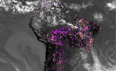 Foto de satélite do Inpe mostra focos de queimada no país registrados em 3/9/2018.