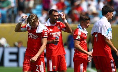 Jogadores do Benfica em jogo contra o Bayern de Munique
24/6/2025 REUTERS/Kai Pfaffenbach