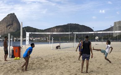 A partir de hoje (17) estão liberadas as práticas de esportes coletivos como vôlei, futevôlei, beach tennis e futebol nas praias do Rio de Janeiro.