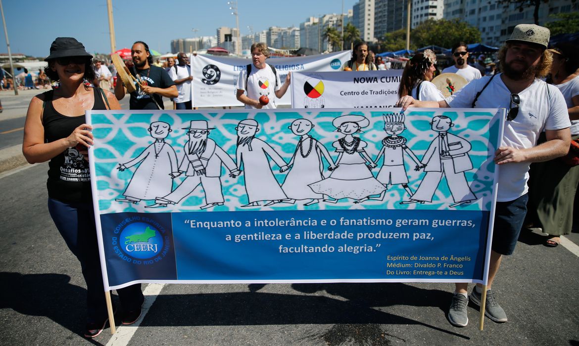 Rio de Janeiro - Representantes de diversas religiões participam de caminhada na Praia de Copacabana em defesa da liberdade religiosa (Fernando Frazão/Agência Brasil)