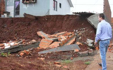 Casas atingidas pela chuva em Rolândia, no Paraná
