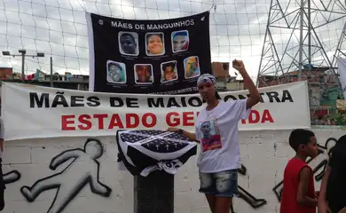 Ana Paula Oliveira em ato que marca os dois anos da morte de seu filho Johnatha