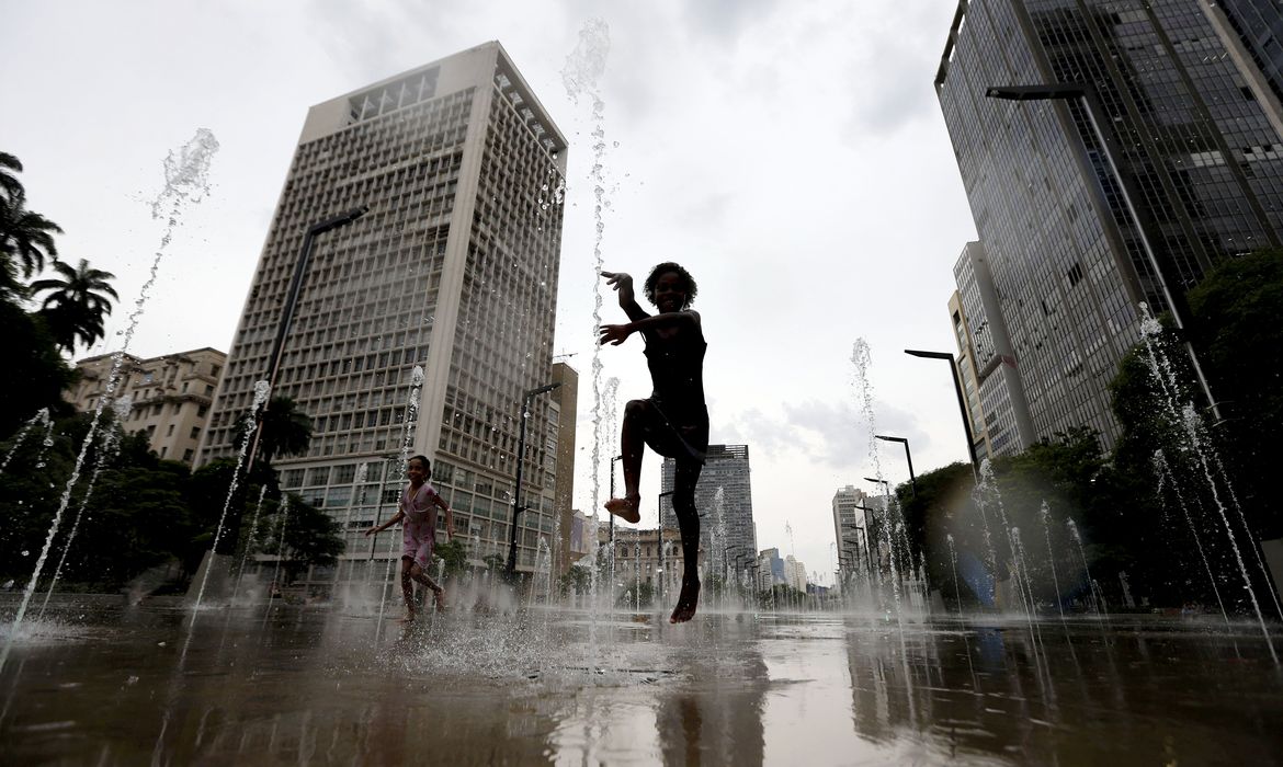 São Paulo (SP), 09.11.2023 - Com as altas temperaturas,  populares se refrescam nas fontes do Vale do Anhangabau. Foto: Paulo Pinto/Agência Brasil