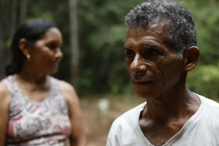 Balsas (MA), 09/10/2025 – O agricultor familiar Fábio Soares de Sousa, conhecido como Miúdo, e sua esposa, Raimunda Pereira de Carvalho,  moradores da comunidade Boa Esperança, no Vão do Uruçuí, área rural dos Gerais de Balsas. Foto: Fernando Frazão/Agência Brasil