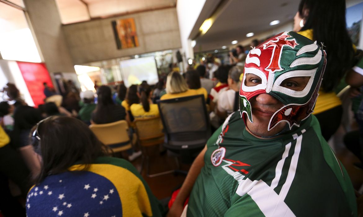 Torcedores assistem ao jogo entre Brasil e México, na Embaixada do México.