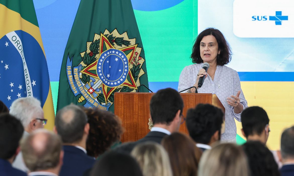 Brasília (DF), 08/04/2024, A ministra da Saúde, Nísia Trindade, durante entrevista coletiva sobre questões relacionadas à saúde, como vacinação e combate à dengue, no Palácio do Planalto.  Foto: Antonio Cruz/ Agência Brasil