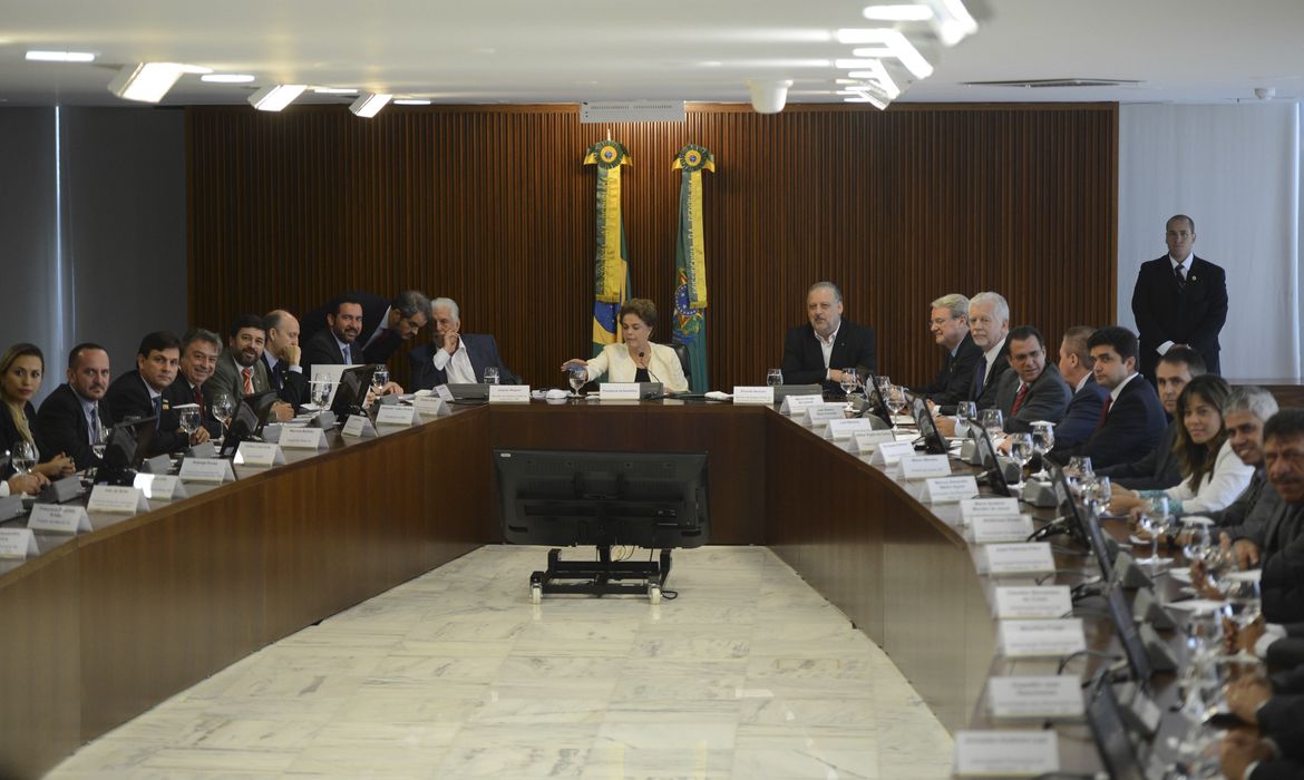 Brasília - Presidenta Dilma Rousseff durante reunião com o Comitê de Articulação Federativa e representantes das Associações Estaduais de Municípios (José Cruz/Agência Brasil)