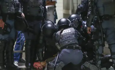 São Paulo  SP 18/01/2023 Manifestação no centro da cidade contra o aumento das tarifas do metrô, CPTM e EMTU e contra as privatizações do governo Tarcísio. Policiais no Metro Republicas detém um cidadão .Foto Paulo Pinto/Agencia Brasil