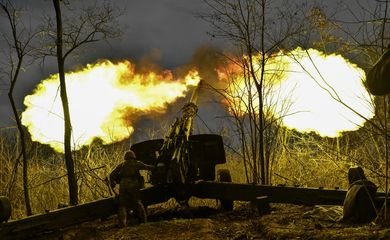 Militar ucraniano dispara artilharia contra tropas russas na região ucraniana de Zaporizhzhia
