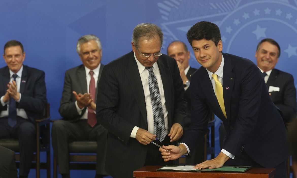 O ministro da Economia, Paulo Guedes, e o novo presidente do BNDES, Gustavo Montezano, durante cerimônia de posse no Palácio do Planalto. 