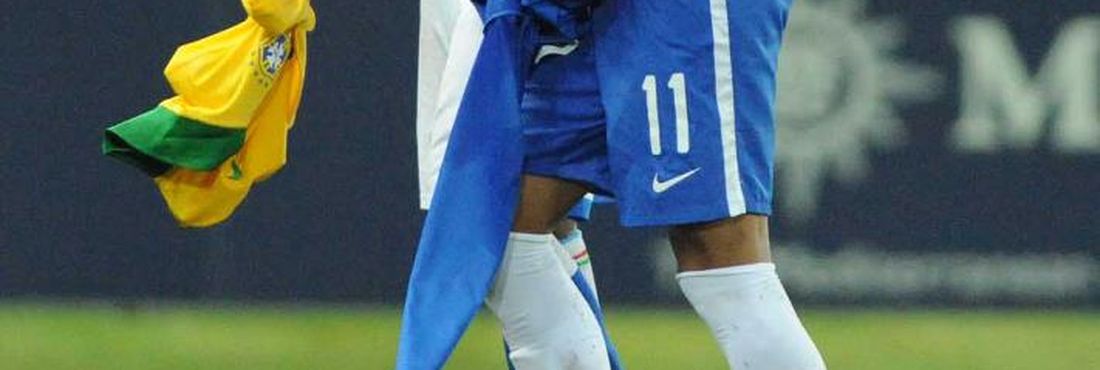 Balotelli e Neymar Balotelli e Neymar, ao fim de partida entre Brasil e Itália.