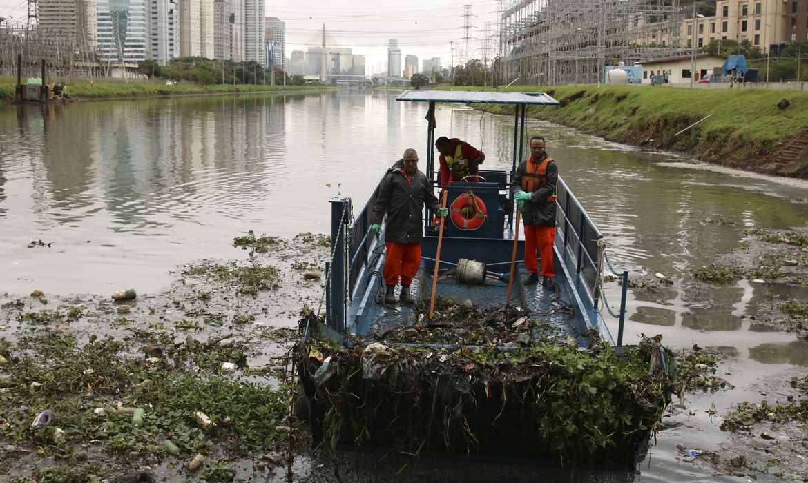 Testes com dois barcos coletores de resíduos flutuantes, os chamados Ecoboats, no rio Pinheiros, em São Paulo.