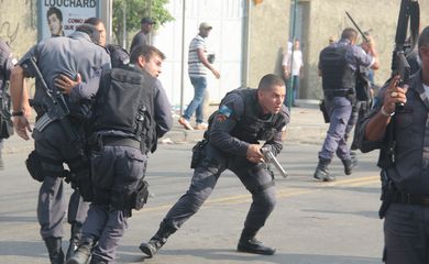 Rio de Janeiro - Policiais militares entram em confronto com manifestantes e reagem sacando armas durante protesto contra desocupação do prédio da Telemar 
