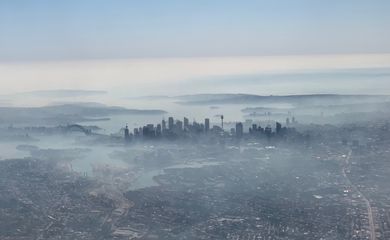 An image taken on a smart phone from a plane window shows smoke haze blanketing Sydney, Australia, November 19, 2019. AAP Image/Neil Bennett/via REUTERS    ATTENTION EDITORS - THIS IMAGE WAS PROVIDED BY A THIRD PARTY. NO RESALES. NO ARCHIVE.