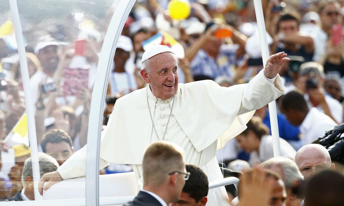 Papa Francisco chega de papamóvel para celebrar missa na histórica Praça da Revolução (Agência Lusa/Direitos Reservados)