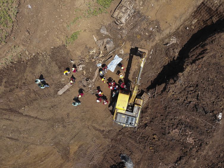 O Corpo de Bombeiros de Minas Gerais informou hoje (19) que encontrou o corpo de mais uma vítima do rompimento da barragem da Mina Córrego do Feijão, em Brumadinho, na região metropolitana de Belo Horizonte.