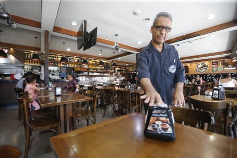 São Paulo (SP), 17/10/2024 - Raimundo gerente do restaurante Floriano, bairro de Santo Amaro em São Paulo, que foi afetado pela falta de energia devido as chuvas na capital. Foto: Paulo Pinto/Agência Brasil