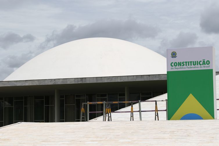 Brasília (DF) 08/01/2024 - Réplica da Costituição Brasileira é instalada em frente ao Congresso Nacional, Palácio do Planalto e STF. </p> <p>
Foto:José Cruz/Agência Brasil
