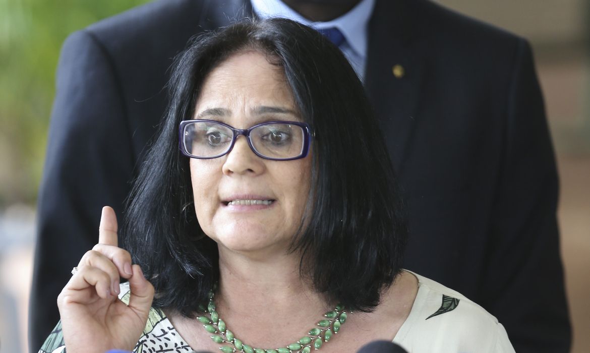 Futura ministra da Mulher, Família e Direitos Humanos, Damares Alves, fala à imprensa no CCBB. Ela também ficará responsável pela Funai.