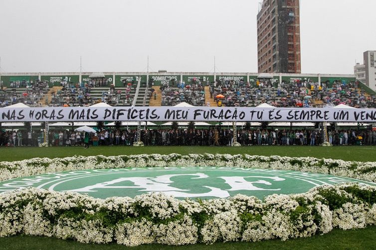 Beto Barata/Pr Chapecó -Debaixo de muita chuva e sob forte emoção, desembarcaram os corpos das vítimas do acidente aéreo da Chapecoense na Arena Condá (Beto Barata/PR)