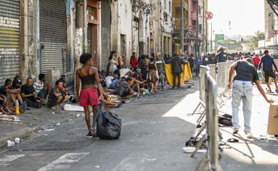 São Paulo (SP), 24/06/2024 - Prefeitura e governo instalam grades na Cracolândia e delimitam espaço de usuários de drogas. Gradil foi colocado na Rua dos Protestantes na terça-feira (18). Um dos objetivos das gestões é liberar parte da via para o trânsito de carros de segurança e de saúde.
Foto: Paulo Pinto/Agência Brasil