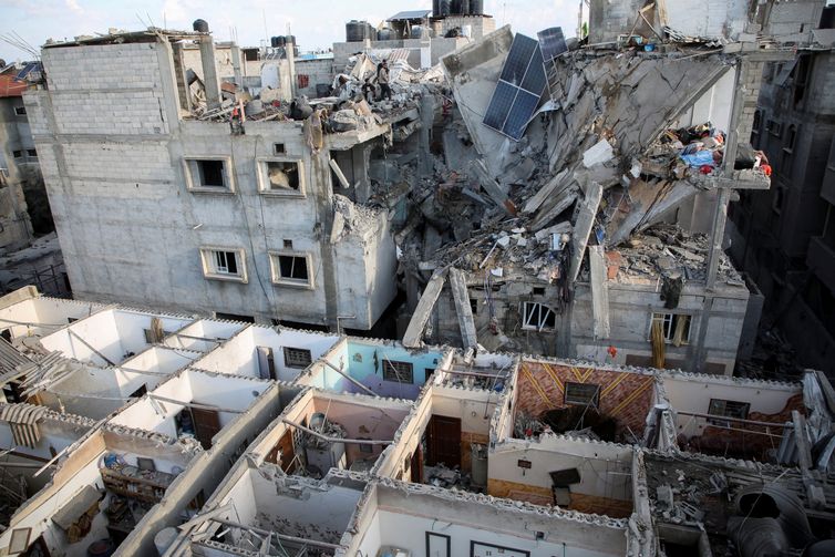 Destroços após ataque de Israel a Rafah, na Faixa de Gaza<br /> 07/05/2024<br />REUTERS/Hatem Khaled