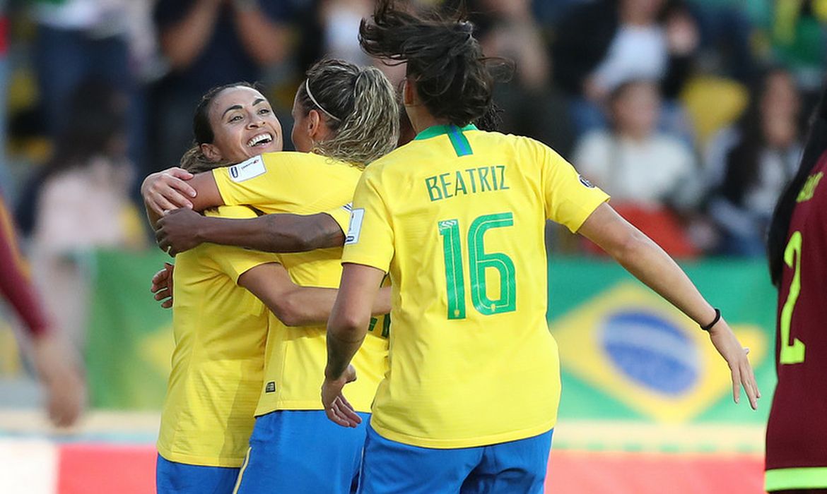 A atacante Marta comemora seu gol na vitória por 4 a 0 contra a Venezuela
