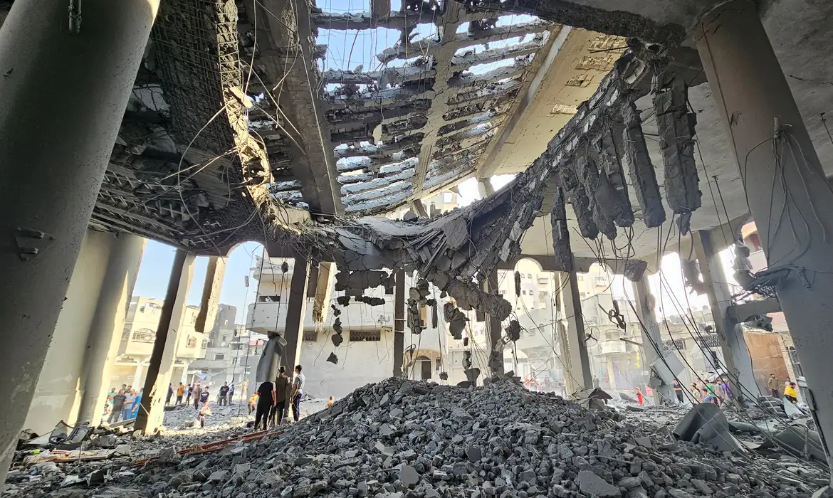 Palestinos inspecionam escombros de uma mesquita destruída em ataques israelenses, no norte da Faixa de Gaza
22/10/2023
REUTERS/Anas al-Shareef