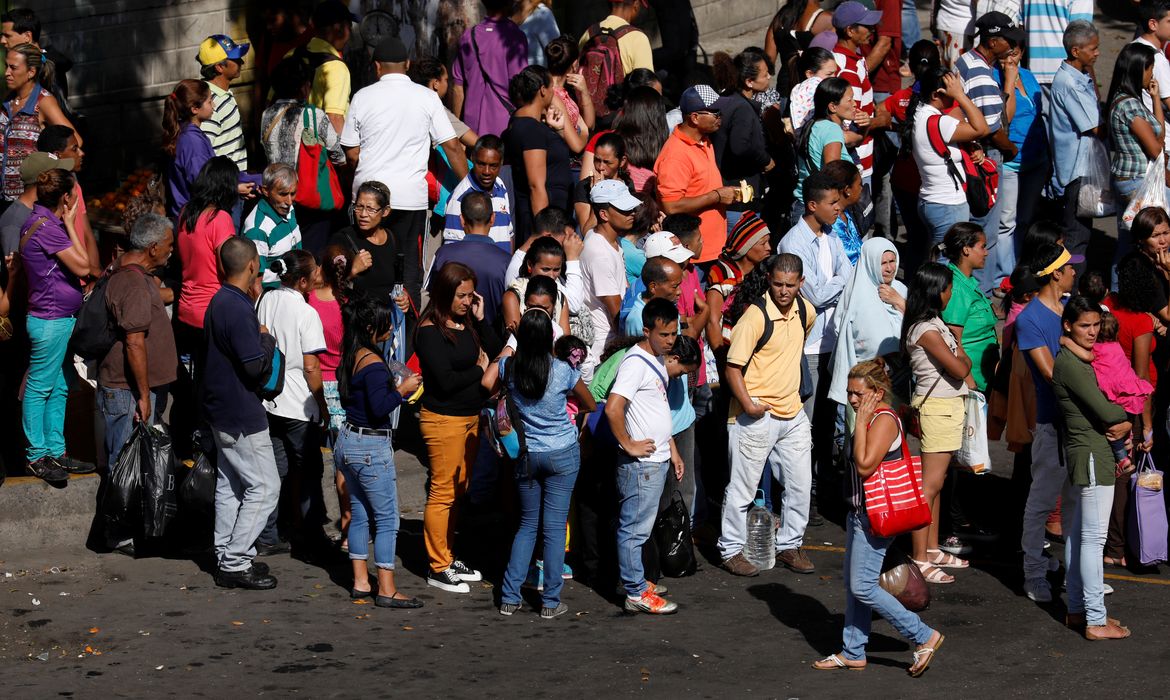2017Venezuelanos lotam as ruas em Caracas, após paralisação no metrô por blecaute