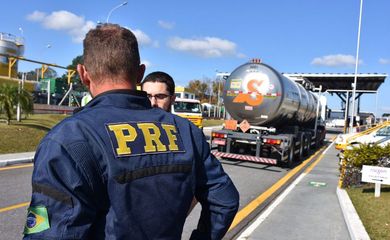 Equipes da Polícia Rodoviária Federal (PRF) escoltam uma carga de combustível para aviação desde a Refinaria da Petrobras em Araucária (PR) até o Aeroporto Internacional Afonso Pena, em São José dos Pinhais (PR).