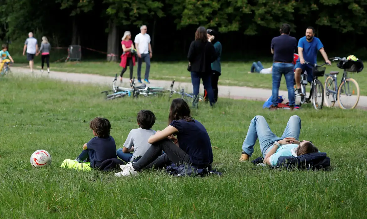 Pessoas em parque de Paris