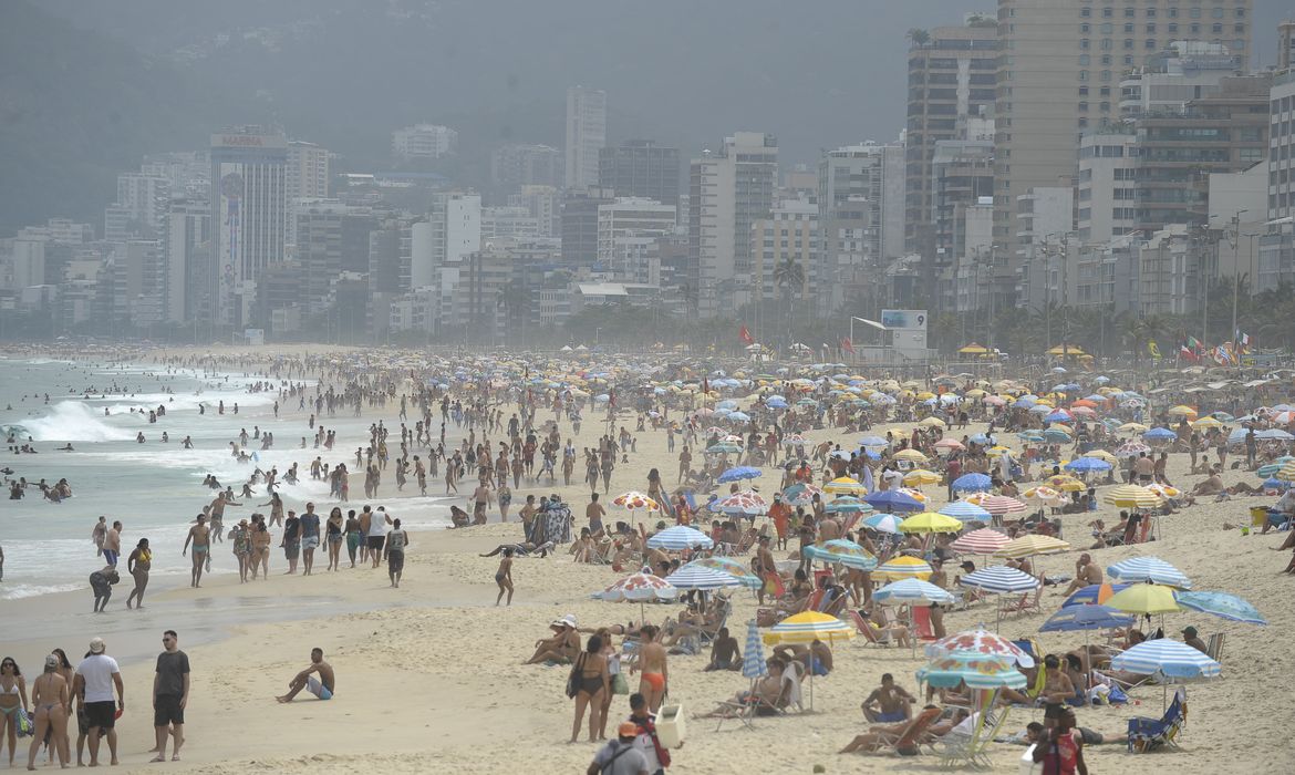 Praia de Ipanema, no primeiro dia da Operação Verão, antecipada em busca de segurança contra arrastões ocorridos no fim de semana passado (Fernando Frazão/Agência Brasil)
