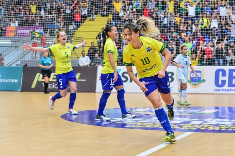 Amandinha e Ferrão scolhidos os melhores do mundo no Futsal