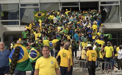 Brasília 08/01/2023 - Golpistas invadem a a rampa de acesso ao Palácio do Planalto.