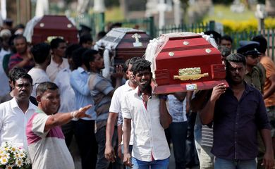 As pessoas reagem durante um enterro em massa de vítimas, dois dias depois de uma série de ataques suicidas em igrejas e hotéis de luxo em toda a ilha no domingo de Páscoa, em Colombo, Sri Lanka, 23 de abril de 2019. REUTERS / Dinuka Liyanawatte