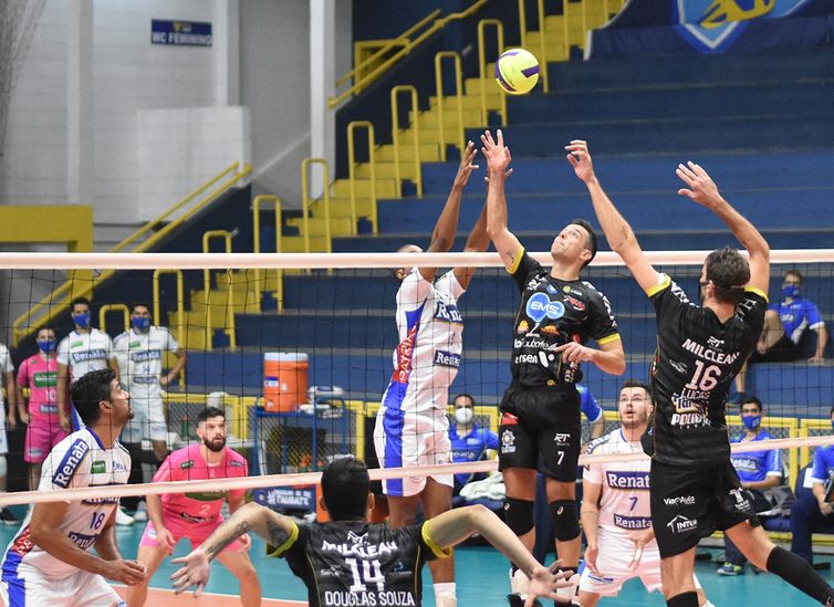 Renato Antunes/Agência Maxx Sports/Direitos Reservados Taubaté e Guarulhos abrem semifinais do Paulista de Vôlei Masculino