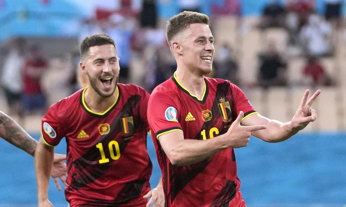 Thorgan Hazard comemora gol com o irmão, Eden Hazard, em vitória da Bélgica sobre Portugal