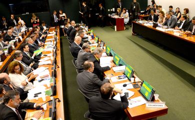 Brasília - A comissão especial da Câmara, que analisa o pedido de impeachment da presidenta Dilma Rousseff,  discute o parecer do relator Jovair Arantes (Fábio Rodrigues Pozzebom/Agência Brasil)