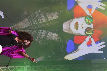 A cantora Paula Lima no show em homenagem a Rita Lee no Vale do Anhangabaú durante Virada Cultural 2023. Foto: Rovena Rosa/Agência Brasil.