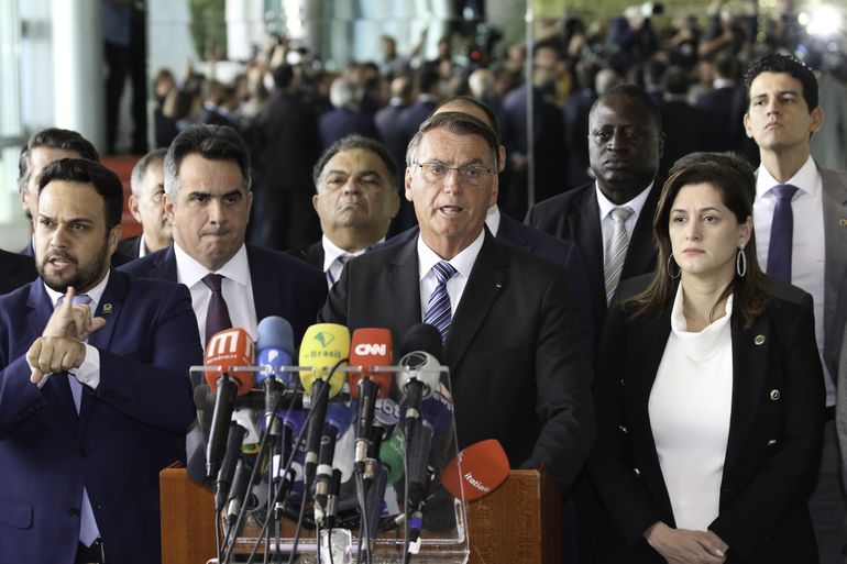Presidente Jair Bolsonaro, acompanhado de vários ministros, fala com a imprensa no Palácio da Alvorada