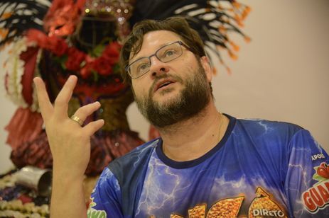 O carnavalesco Eduardo Pinto, da Acadêmicos do Salgueiro, fala no barracão da agremiação na Cidade do Samba.