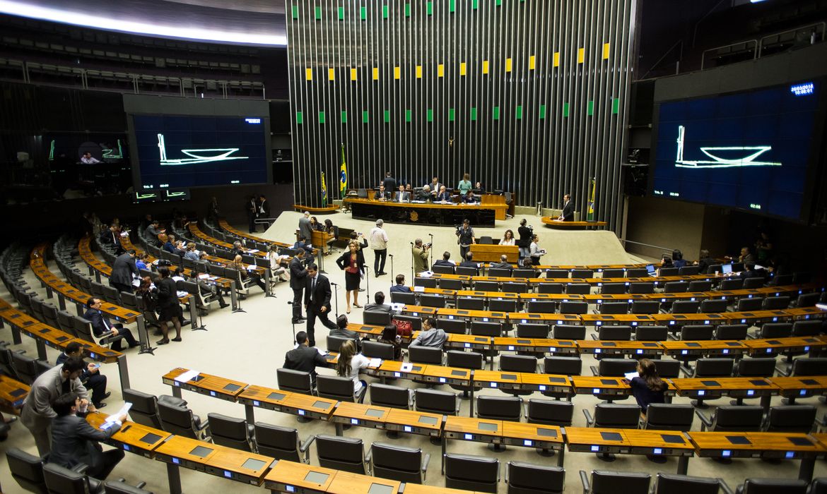 O Ministro da Educação interino, Luiz Cláudio Costa, participa de Comissão Geral na Câmara dos Deputados, que debate o Fies  (Marcelo Camargo/Agência Brasil)