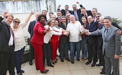 Deputados federais do PT fazem ato em apoio ao ex-presidente Lula, no Instituto Lula, em São Paulo